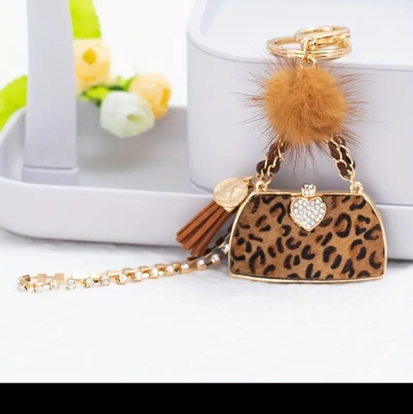 NEW IN BAG keychain pom pom - Picture 3 of 12